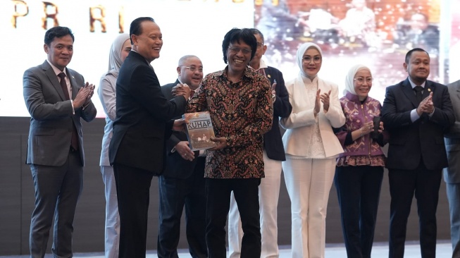 Adian Napitupulu Terima Buku Anotasi KUHAP, Ini Fungsinya