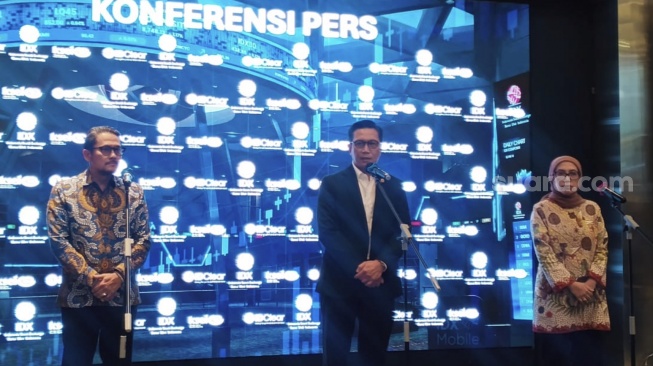 Direktur Utama BEI Jeffrey Hendrik saat menjelaskan perubahan ketentuan saham yang memiliki kapitalisasi pasar di atas Rp10 triliun. [Suara.com/Rina]
