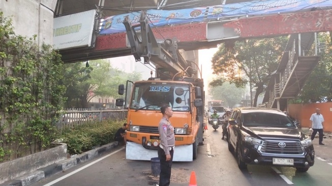 JPO di Jalan Kapten Tendean, Mampang Prapatan, Jakarta Selatan, rusak parah setelah dihantam muatan alat berat yang diangkut kendaraan towing. [Suara.com/istimewa]