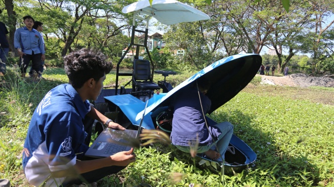 Tim Traktor Listrik menyiapkan traktor perahu listrik sebelum diuji coba di area persawahan kampus ITS, Surabaya, Jawa Timur, Selasa (14/7/2026). [ANTARA FOTO/Moch Asim/YU]