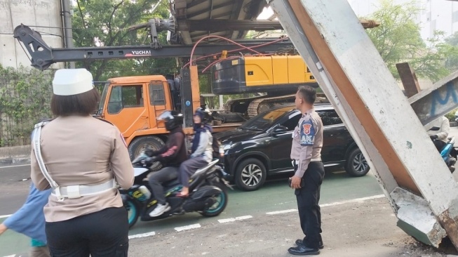 JPO di Jalan Kapten Tendean, Mampang Prapatan, Jakarta Selatan, rusak parah setelah dihantam muatan alat berat yang diangkut kendaraan towing. [Suara.com/istimewa]