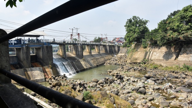 Pengendara motor melintas di jembatan Bendung Katulampa, Kota Bogor, Jawa Barat, Senin (13/7/2026). [ANTARA FOTO/Arif Firmansyah/foc]