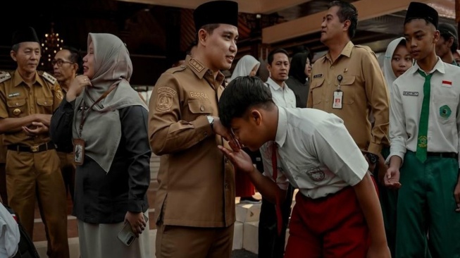 Bupati Mojokerto Berangkatkan 30 Siswa Sekolah Rakyat ke Kediri untuk Tahun Ajaran 2026/2027