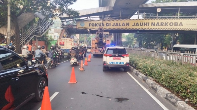 Kemacetan di Jalan Kapten Tendean, Mampang Prapatan, Jakarta Selatan, akibat truk bermuatan alat berat menghantam JPO. [Suara.com/istimewa]