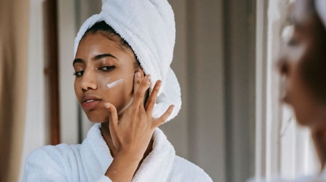Sunscreen atau Day Cream Dulu? Ini Urutan Skincare Pagi yang Efektif Menurut Dokter