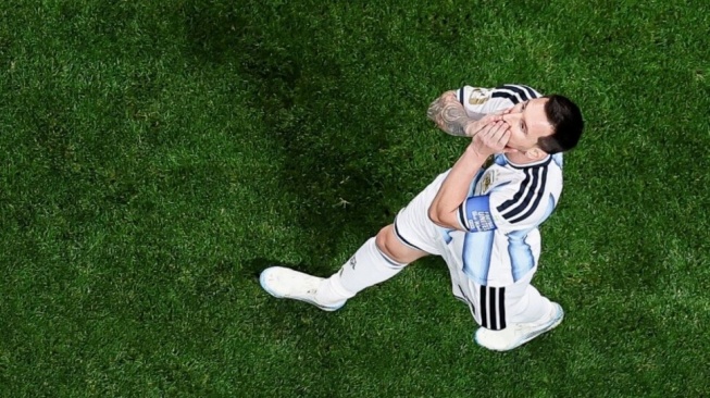 Jelang semifinal Piala Dunia 2026 antara Argentina dan Inggris, perdebatan taktik untuk menghentikan Lionel Messi semakin menarik. [@FabrizioRomano]