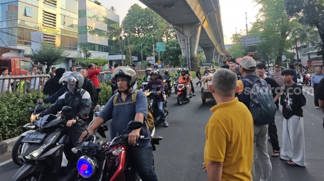 Proses pembongkaran Jembatan Penyeberangan Orang (JPO) di Jalan Kapten Tendean yang rusak ditabrak truk pengangkut alat borepile akhirnya tuntas pada Selasa (14/7/2026) sore. [Suara.com/Adiyoga]