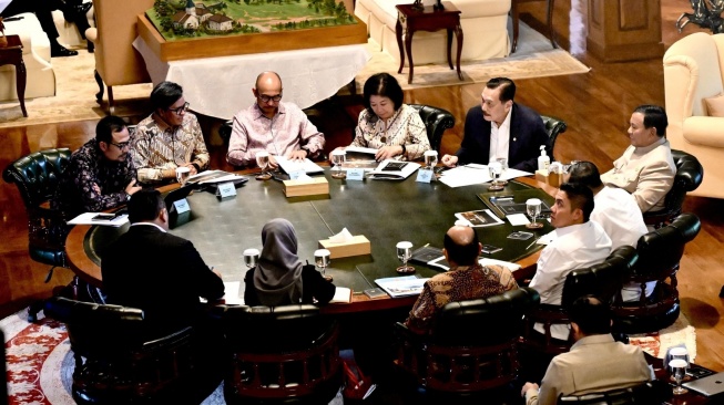 Presiden Prabowo Subianto menerima Ketua Dewan Ekonomi Nasional (DEN) Luhut Binsar Pandjaitan beserta jajaran Dewan Ekonomi Nasional di kediaman pribadinya di Hambalang, Kabupaten Bogor, Jawa Barat, hari ini. [Sekretariat Presiden]