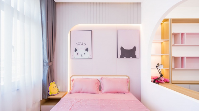 lustrasi kamar tidur soft pink pembawa hoki menurut Feng Shui. [Pexels/LUNG Studio]