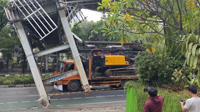 Detik-Detik Evakuasi Truk Towing yang Tersangkut JPO Tendean, Crane Besar Diterjunkan