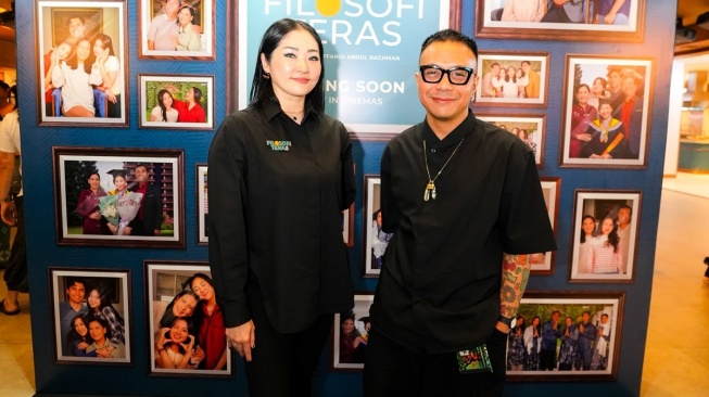 Astrid Suryatenggara selaku Chief Communications Officer MD Entertainment besama Raizar Amar, Head of Marketing & Creative PT Fokus Jaya Bersama Lifestyle/Casio Indonesia menjalin kerja sama untuk film Filosofi Teras.[dokumentasi pribadi]