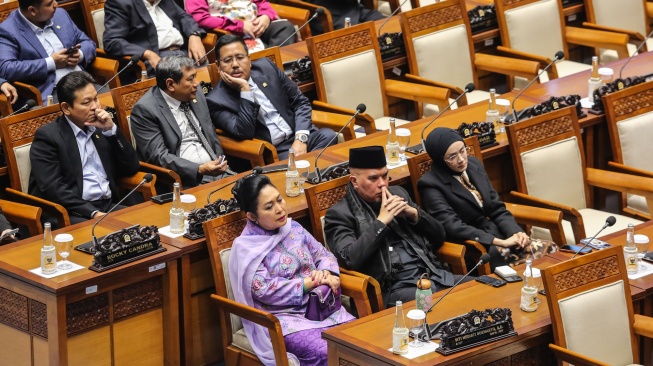 Sejumlah anggota DPR mengikuti Rapat Paripurna ke-25 DPR Masa Persidangan V Tahun Sidang 2025-2026 di Kompleks Parlemen, Senayan, Jakarta, Selasa (14/7/2026). [ANTARA FOTO/Asprilla Dwi Adha/nym]
