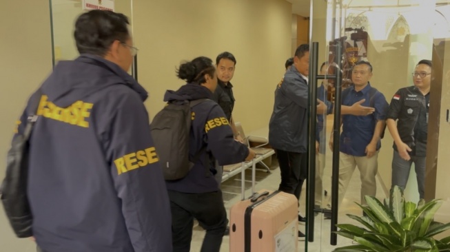 Bawa Koper Pink Bertuliskan BAP, Penyidik Polri Datangi Gedung Bundar Kejagung