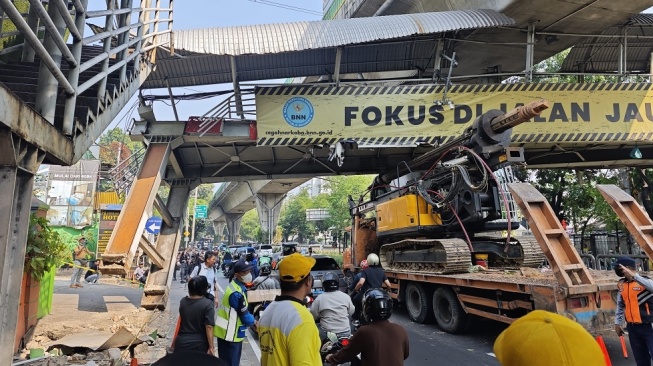 JPO di Jalan Kapten Tendean, Mampang Prapatan, Jakarta Selatan, dipastikan akan dibongkar total setelah salah satu tiang penyangganya terlepas dari pondasi akibat ditabrak truk towing. [Suara.com/Adiyoga]