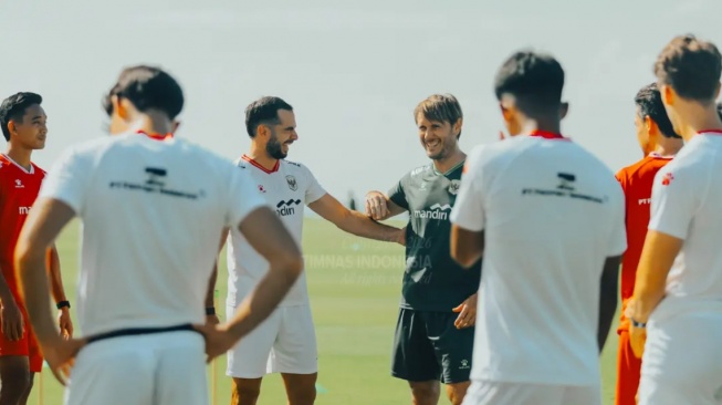 Para pemain Timnas Indonesia termasuk Jordi Amat saat menjalani pemusatan latihan di Bali jelang Piala AFF 2026. [Dok. KitaGaruda]