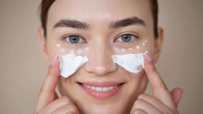 Moisturizer Apa yang Bagus untuk Mencerahkan? Ini 5 Rekomendasi Terbaik sesuai Review dan Harga