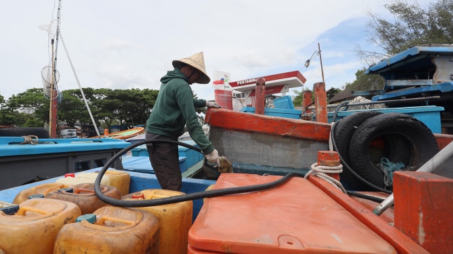Pekerja mengisi bahan bakar minyak (BBM) jenis solar ke kapal nelayan di Stasiun Pengisian Bahan Bakar Umum Nelayan (SPBUN) Pelabuhan Perikanan Ulee Lheue, Banda Aceh, Aceh, Selasa (14/7/2026). [ANTARA FOTO/Akramul Muslim/agr]