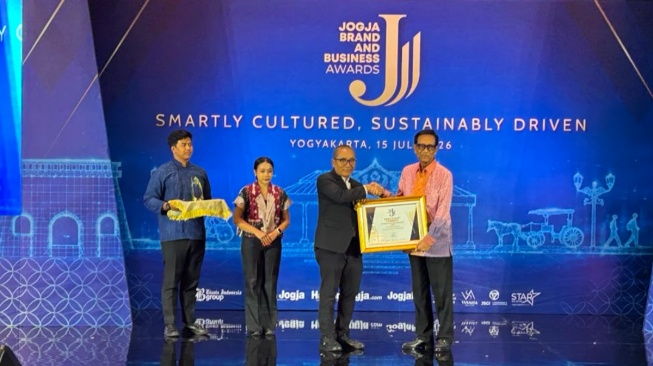 Sri Sultan Hamengku Buwono X bersama Presiden Direktur Harian Jogja, Arif Budisusilo dalam pembukaan Jogja Brand and Business Awards (JBBA). (ist)