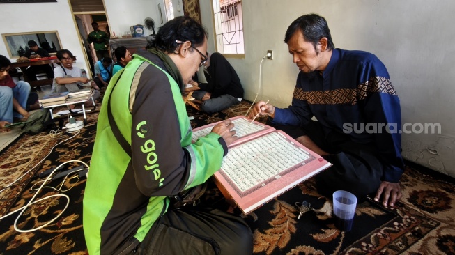 Kegiatan Majelis Ojol Mengaji (Momen) di Rumah Qur'an IQC Bausasran, Yogyakarta, Rabu (15/7/2026). [Suara.com/Hiskia]