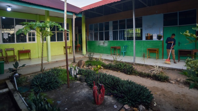 Pekerja kebersihan menyapu lantai sekolah pascaledakan bom rakitan di Madrasah Aliyah Negeri (MAN) 3 Padang, Sumatera Barat, Selasa (14/7/2026). [ANTARA FOTO/Fitra Yogi/agr]