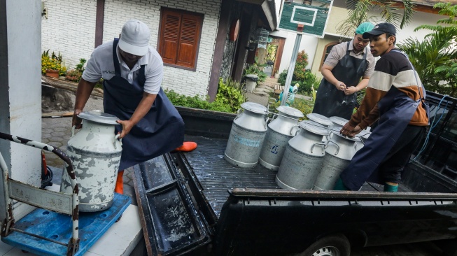 Pekerja menurunkan tabung berisi susu segar dari kendaraan di Mazaraat Artisan Cheese, Sleman, DI Yogyakarta, Jumat (14/7/2026). [ANTARA FOTO/Rahid Putra Laksana/agr]