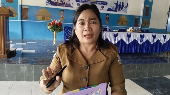 Kepala SMA Negeri 2 Nabire, Suryati Mangallo. [Papuapatrolie-news.com]