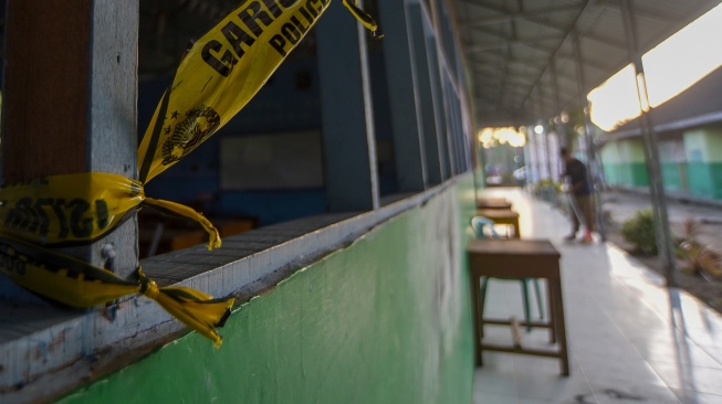 Pekerja kebersihan menyapu lantai sekolah pascaledakan bom rakitan di Madrasah Aliyah Negeri (MAN) 3 Padang, Sumatera Barat, Selasa (14/7/2026). [ANTARA FOTO/Fitra Yogi/agr]