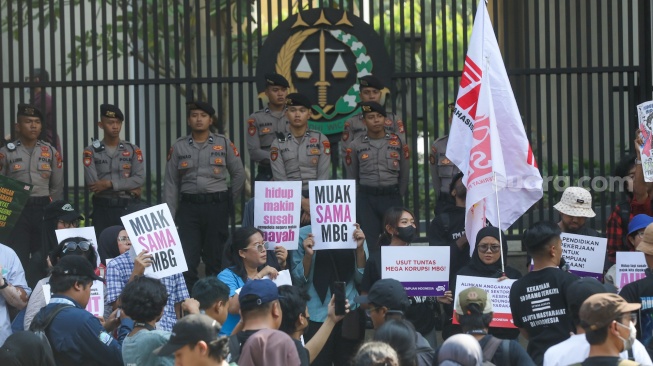 Aktivis yang tergabung dalam MBG Watch melakukan aksi demonstrasi di depan gedung Kejaksaan Agung, Jakarta, Rabu (15/7/2026). [Suara.com/Alfian Winanto]