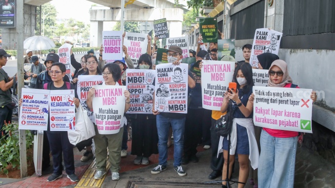 Aktivis yang tergabung dalam MBG Watch melakukan aksi demonstrasi di depan gedung Kejaksaan Agung, Jakarta, Rabu (15/7/2026). [Suara.com/Alfian Winanto]