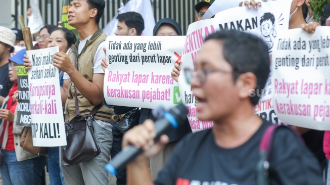 Aktivis yang tergabung dalam MBG Watch melakukan aksi demonstrasi di depan gedung Kejaksaan Agung, Jakarta, Rabu (15/7/2026). [Suara.com/Alfian Winanto]