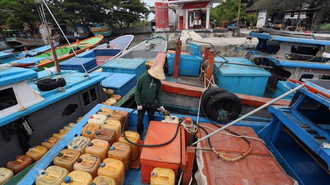 Pekerja mengisi bahan bakar minyak (BBM) jenis solar ke kapal nelayan di Stasiun Pengisian Bahan Bakar Umum Nelayan (SPBUN) Pelabuhan Perikanan Ulee Lheue, Banda Aceh, Aceh, Selasa (14/7/2026). [ANTARA FOTO/Akramul Muslim/agr]