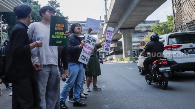 Aktivis yang tergabung dalam MBG Watch melakukan aksi demonstrasi di depan gedung Kejaksaan Agung, Jakarta, Rabu (15/7/2026). [Suara.com/Alfian Winanto]
