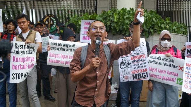Aktivis yang tergabung dalam MBG Watch melakukan aksi demonstrasi di depan gedung Kejaksaan Agung, Jakarta, Rabu (15/7/2026). [Suara.com/Alfian Winanto]