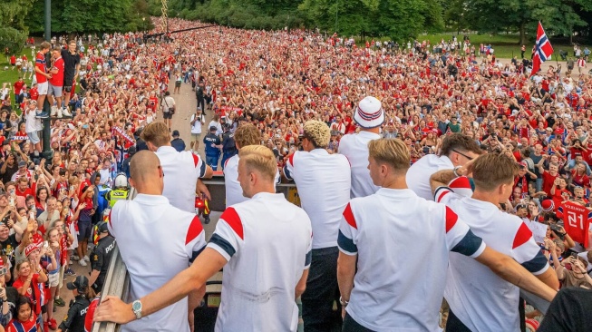 Timnas Norwegia disambut lebih dari 100 ribu suporter di Oslo usai tersingkir di perempat final Piala Dunia 2026. Erling Haaland dkk tetap dielu-elukan bak juara. [Dok. IG Timnas Norwegia]