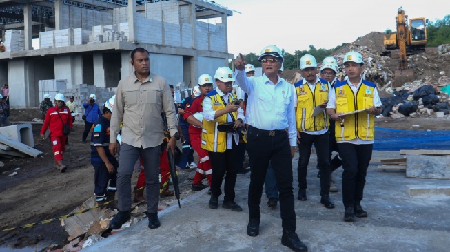 Sumber Suara.com di Kementerian PU mengakui adanya mutasi besar-besaran di lingkungan kementerian. Tetapi ia membantah mutasi terjadi akibat bocornya dokumen rencana perjalanan Menteri PU Dody Hanggodo berserta keluarga ke luar negeri. [Antara]