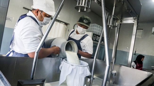 Pekerja menuang susu sebelum diolah menjadi keju artisan di Mazaraat Artisan Cheese Factory, Cangkringan, Sleman, DI Yogyakarta, Selasa (14/7/2026). [ANTARA FOTO/Rahid Putra Laksana/agr]