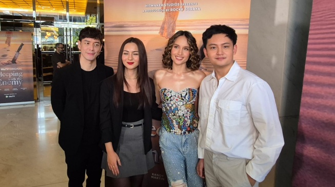 Hitmaker Studios menggarap series baru bejudul Sleeping with the Enemy yang dibintangi Cinta Laura, Randy Martin, Anthony Xie, Ersya Aurelia, dan disutradarai Rizal Mantovani [Hitsmaker Studios]