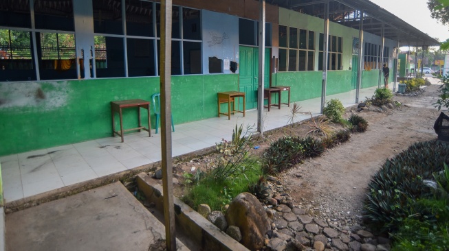 Pekerja kebersihan menyapu lantai sekolah pascaledakan bom rakitan di Madrasah Aliyah Negeri (MAN) 3 Padang, Sumatera Barat, Selasa (14/7/2026). [ANTARA FOTO/Fitra Yogi/agr]