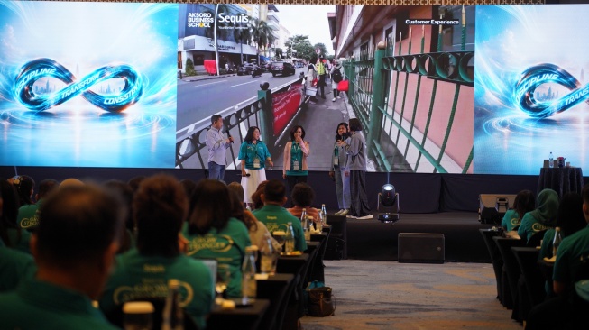 Menteri Energi dan Sumber Daya Mineral (2016–2019), Ignasius Jonan yang hadir sebagai pembicara  berbincang bersama sejumah tenaga pemasaran Sequis Life saat sesi diskusi peluncuran  Sequis CareIn  dengan Konsep “One Care, All In" di Bandung, Selasa (14/7/2026). [Handout]