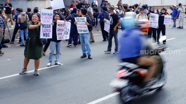 Aktivis yang tergabung dalam MBG Watch melakukan aksi demonstrasi di depan gedung Kejaksaan Agung, Jakarta, Rabu (15/7/2026). [Suara.com/Alfian Winanto]