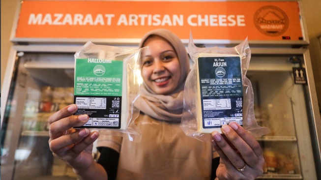 Pekerja menunjukkan produk keju artisan di toko Mazaraat Artisan Cheese, Yogyakarta, DI Yogyakarta, Selasa (14/7/2026). [ANTARA FOTO/Rahid Putra Laksana/agr]