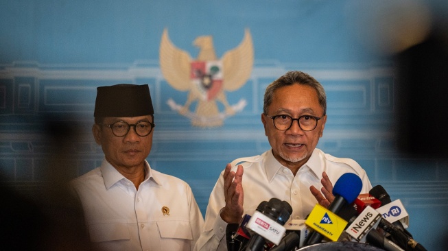 Menteri Koordinator Bidang Pangan Zulkifli Hasan (kanan) didampingi Menteri Desa dan Pembangunan Daerah Tertinggal (Mendes PDT) Yandri Susanto (kiri) menyampaikan keterangan pers usai rapat bersama Presiden Prabowo Subianto, di Istana Kepresidenan, Jakarta, Rabu (15/7/2026).  [ANTARA FOTO/Bayu Pratama S./kye]
