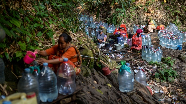 Warga mencuci pakaian di sumber mata air Sumur Bendung, Gunung Batur, Kota Cilegon, Banten, Rabu (15/7/2026). [ANTARA FOTO/Muhammad Bagus Khoirunas/kye]