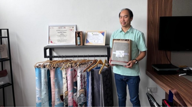 Melalui Program Ekspor Shopee FLEXI, penjualan Sajadah Sakha yang dilakukan pebisnis Andreas langsung melesat naik 2,5 kali lipat sepanjang semester pertama 2026. (Dok: Istimewa)