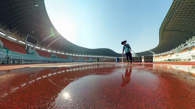 Sejumlah pekerja melakukan perawatan Stadion Gelora Pakansari, di Kabupaten Bogor, Jawa Barat, Kamis (16/7/2026). [ANTARA FOTO/Yulius Satria Wijaya/YU]