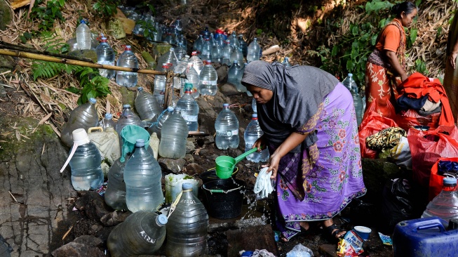 Warga mencuci pakaian di sumber mata air Sumur Bendung, Gunung Batur, Kota Cilegon, Banten, Rabu (15/7/2026). [ANTARA FOTO/Muhammad Bagus Khoirunas/kye]
