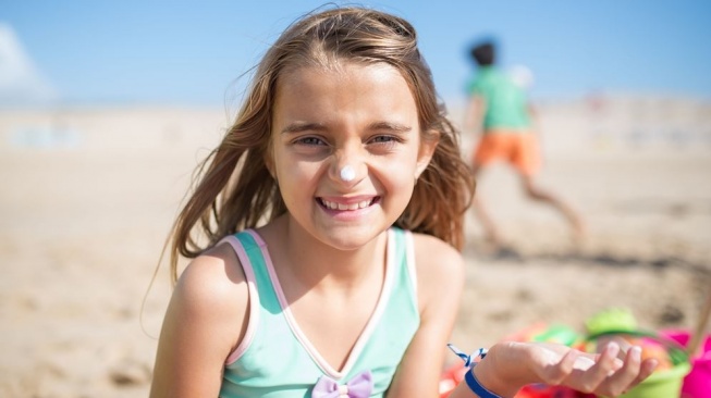 Chemical atau Physical? Ini Jenis Sunscreen Terbaik untuk Anak Menurut Dokter