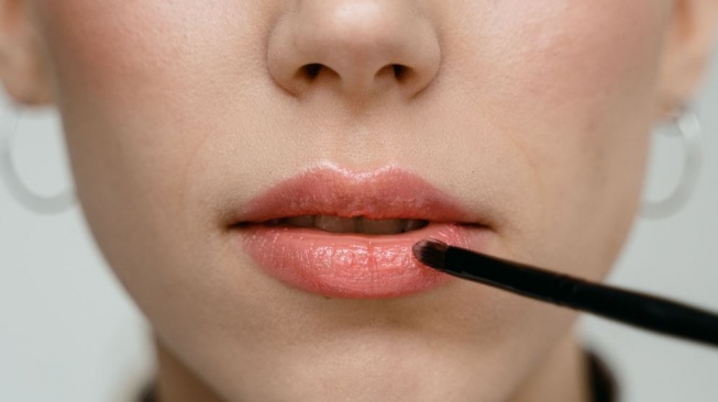 Ilustrasi lipstik untuk bibir kering. (Pexels/MART PRODUCTION)