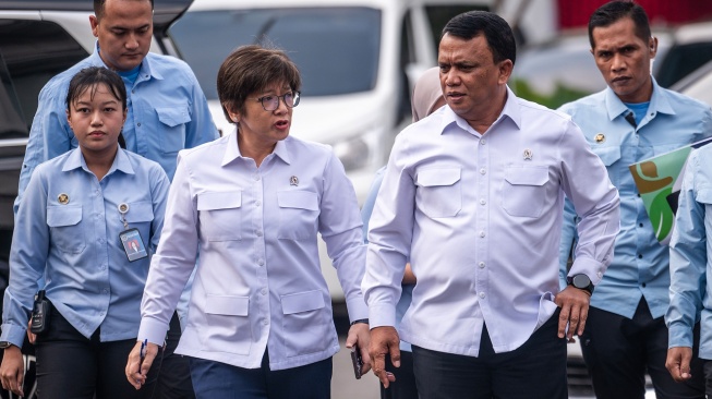 Wakil Kepala Badan Gizi Nasional (BGN) Agustina Arumsari (tengah) bersama Trenggono (kedua kanan) tiba untuk mengikuti rapat bersama Presiden Prabowo Subianto, di Istana Kepresidenan, Jakarta, Rabu (15/7/2026). [ANTARA FOTO/Bayu Pratama S./kye]
