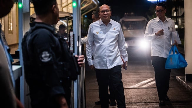 Menteri Investasi dan Hilirisasi/Kepala BKPM sekaligus CEO Badan Pengelola Investasi (BPI) Danantara Rosan Roeslani berjalan keluar usai rapat bersama Presiden Prabowo Subianto, di Istana Kepresidenan, Jakarta, Rabu (15/7/2026). [ANTARA FOTO/Bayu Pratama S./kye]
